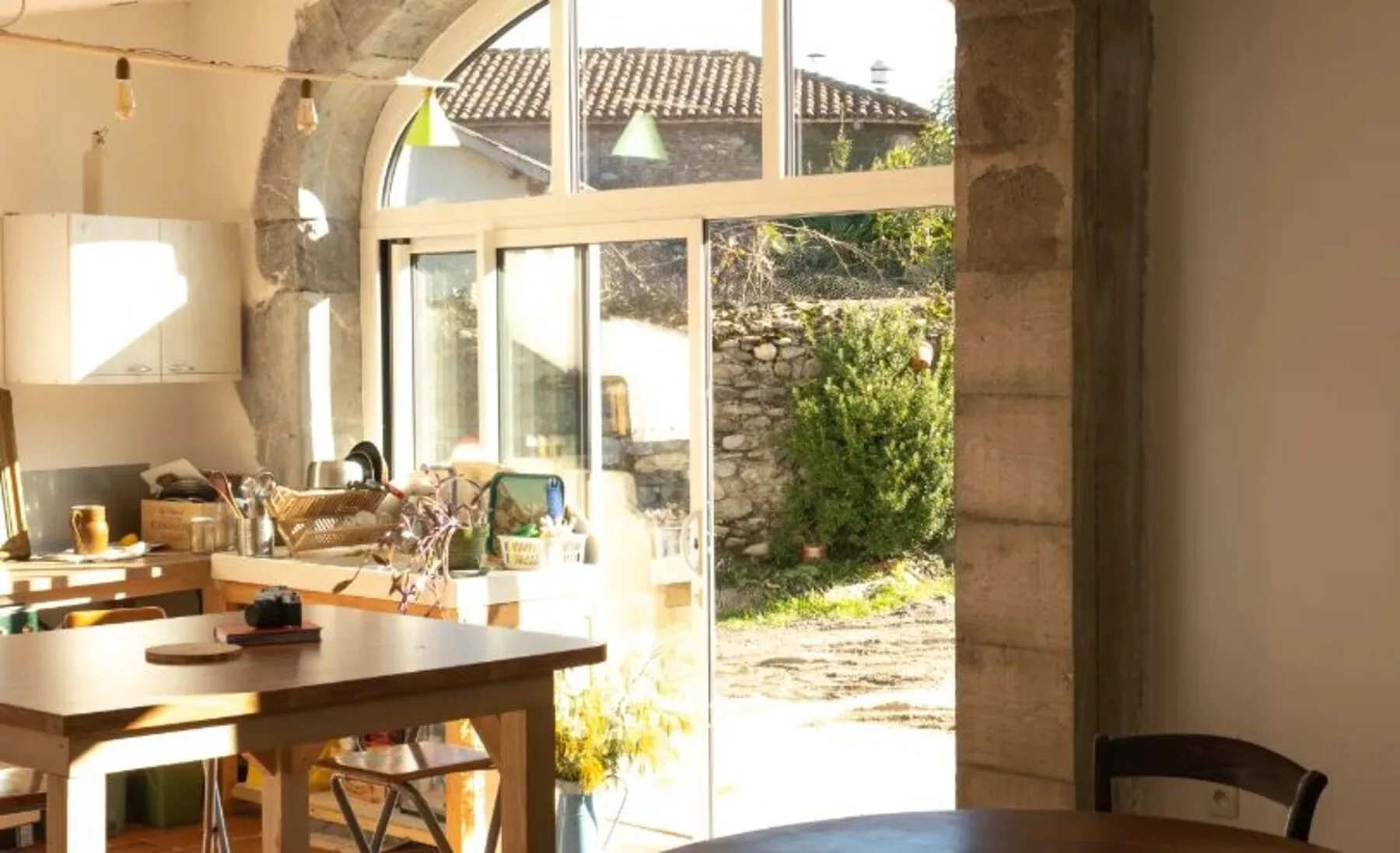Cuisine baignée de lumière de la maison, à Anères