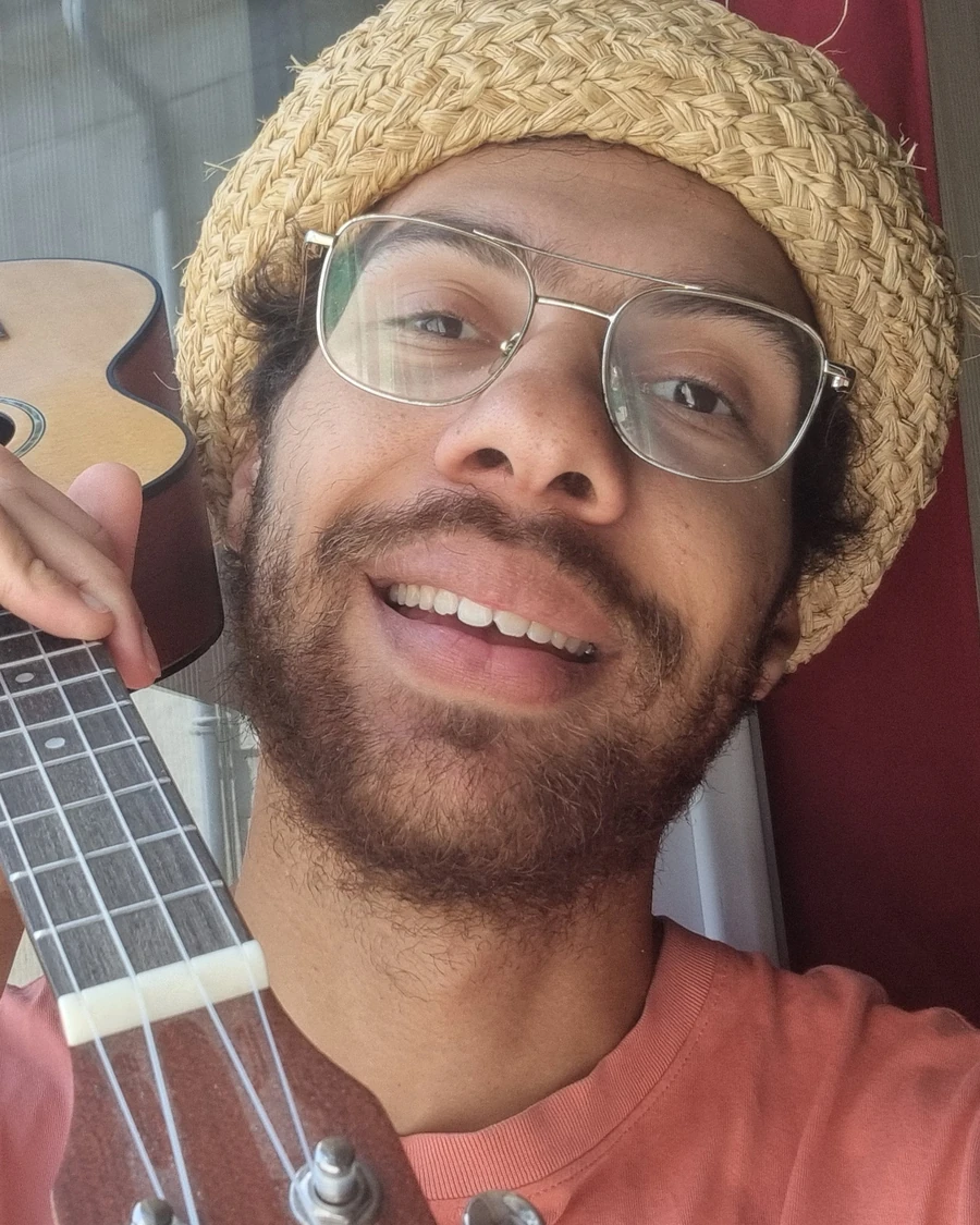 Portrait de Vie, souriant, un ukulélé à la main